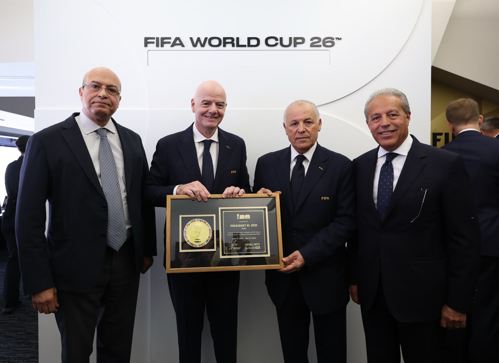 بالصور.. إنفانتينو وأبو ريدة يتبادلان الدروع التذكارية على هامش مباراة مصر وبلجيكا في كأس العالم 