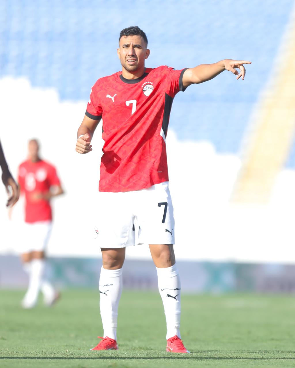 منتخب مصر يتقدم على جيبوتي في الشوط الأول بثنائية إبراهيم عادل ومحمد صلاح