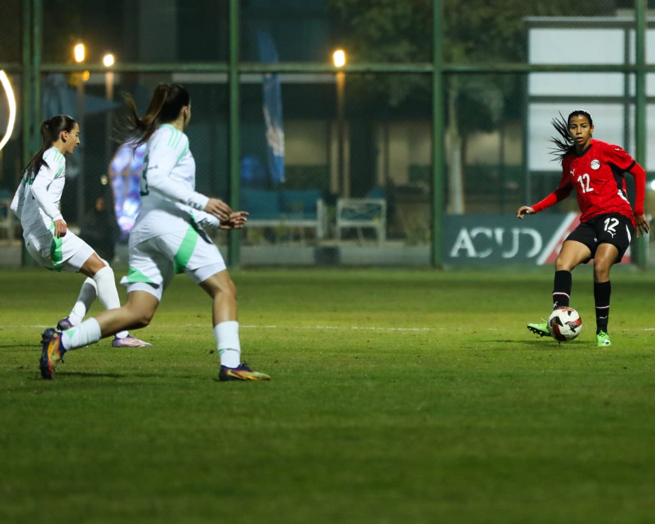 صور لقاء منتخب الكرة النسائية أمام الجزائر