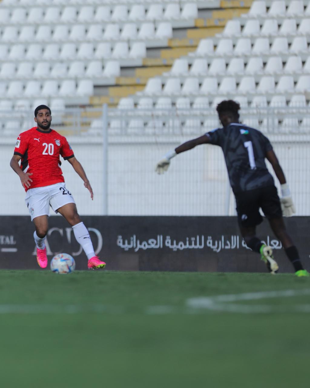 منتخب مصر يتقدم على جيبوتي في الشوط الأول بثنائية إبراهيم عادل ومحمد صلاح