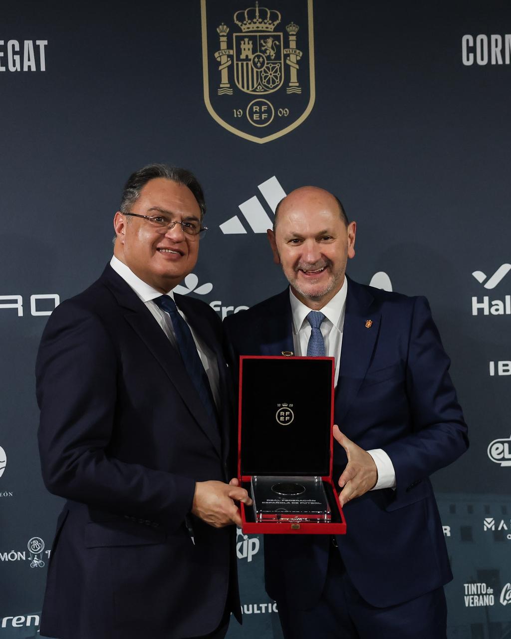 بالصور أبوريدة يهدي قميص منتخب مصر لرئيس الاتحاد الإسباني