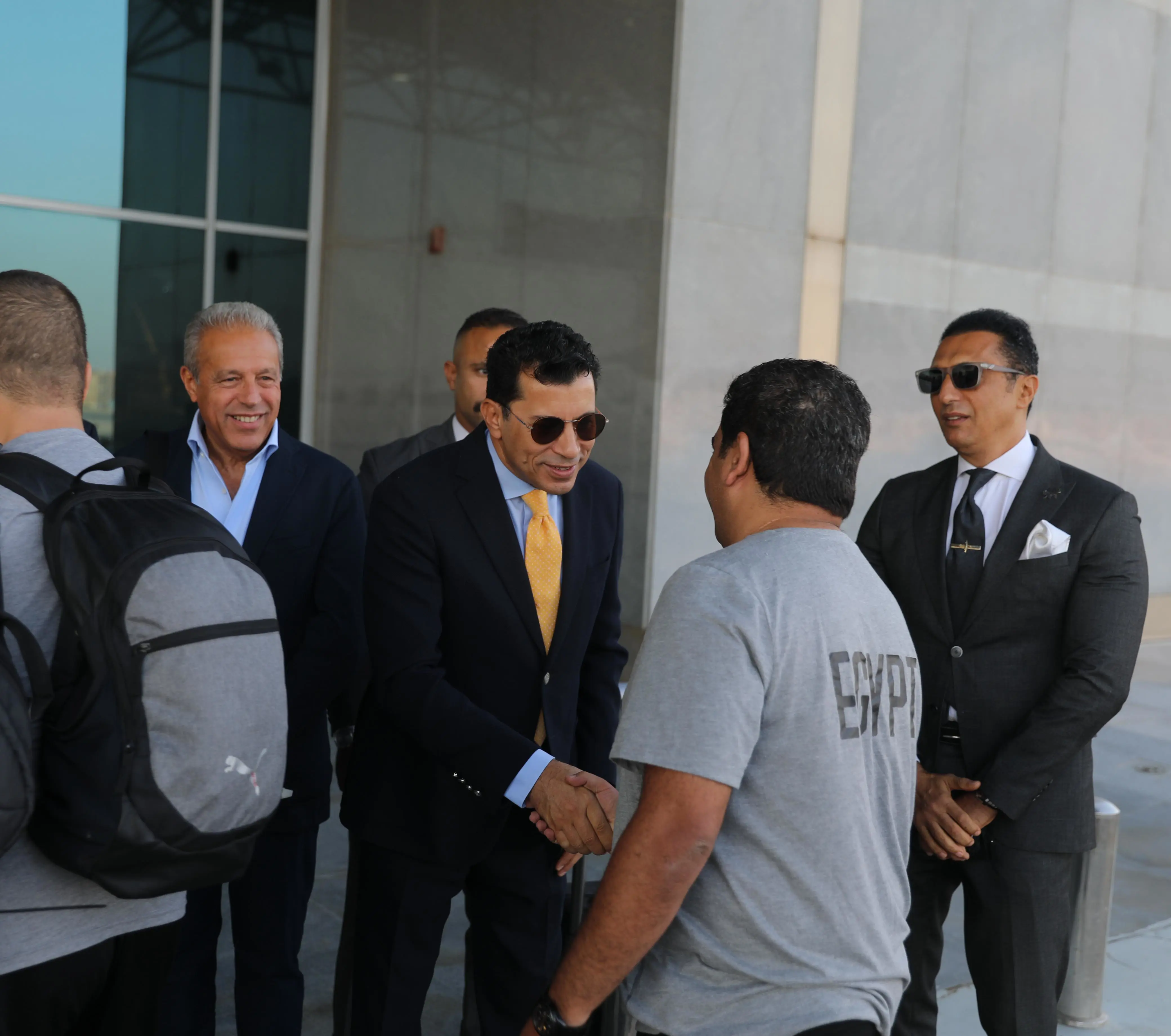وصول بعثة المنتخب الوطني من واجادوجو ووزير الشباب والرياضة في استقبالها