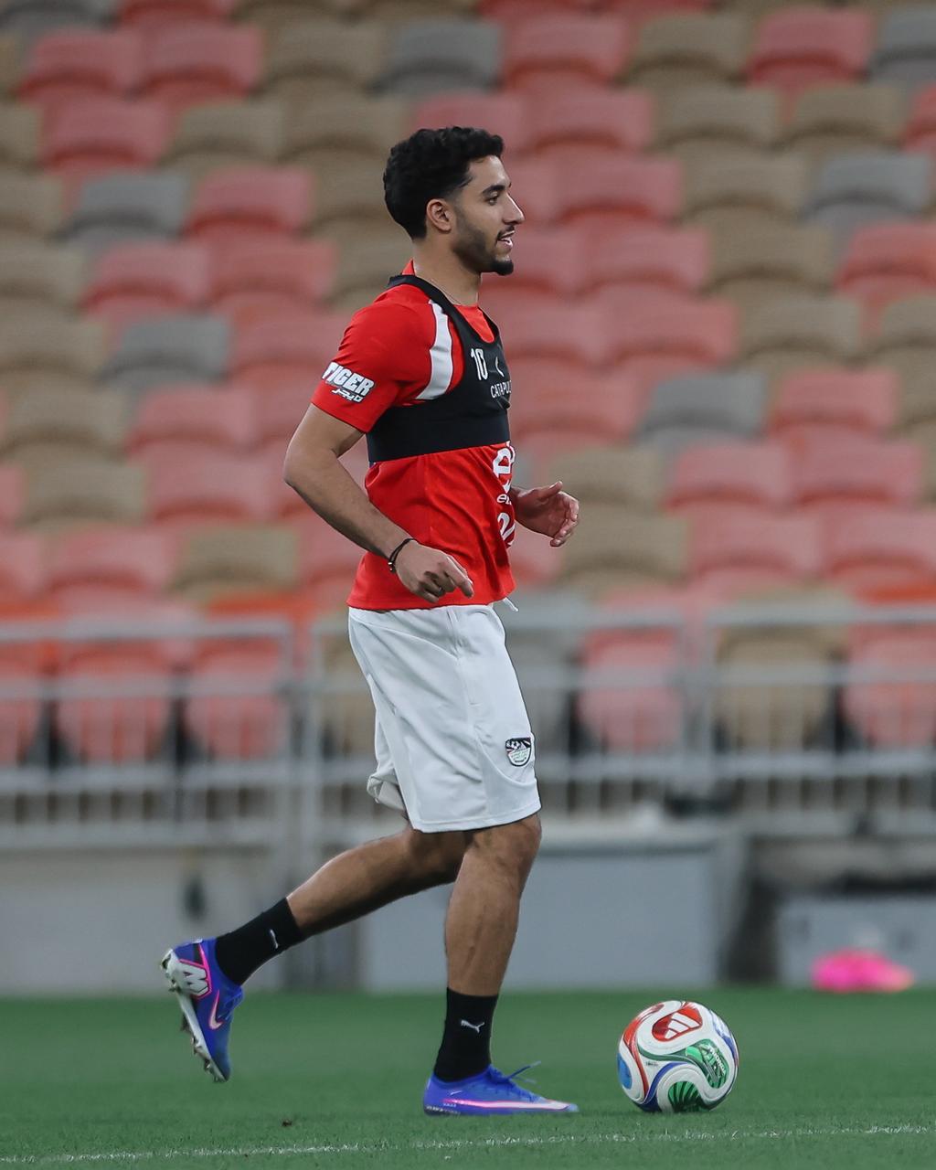 منتخب مصر يختتم تدريباته لمواجهة السعودية غداً.. ووزير الرياضة يجتمع باللاعبين