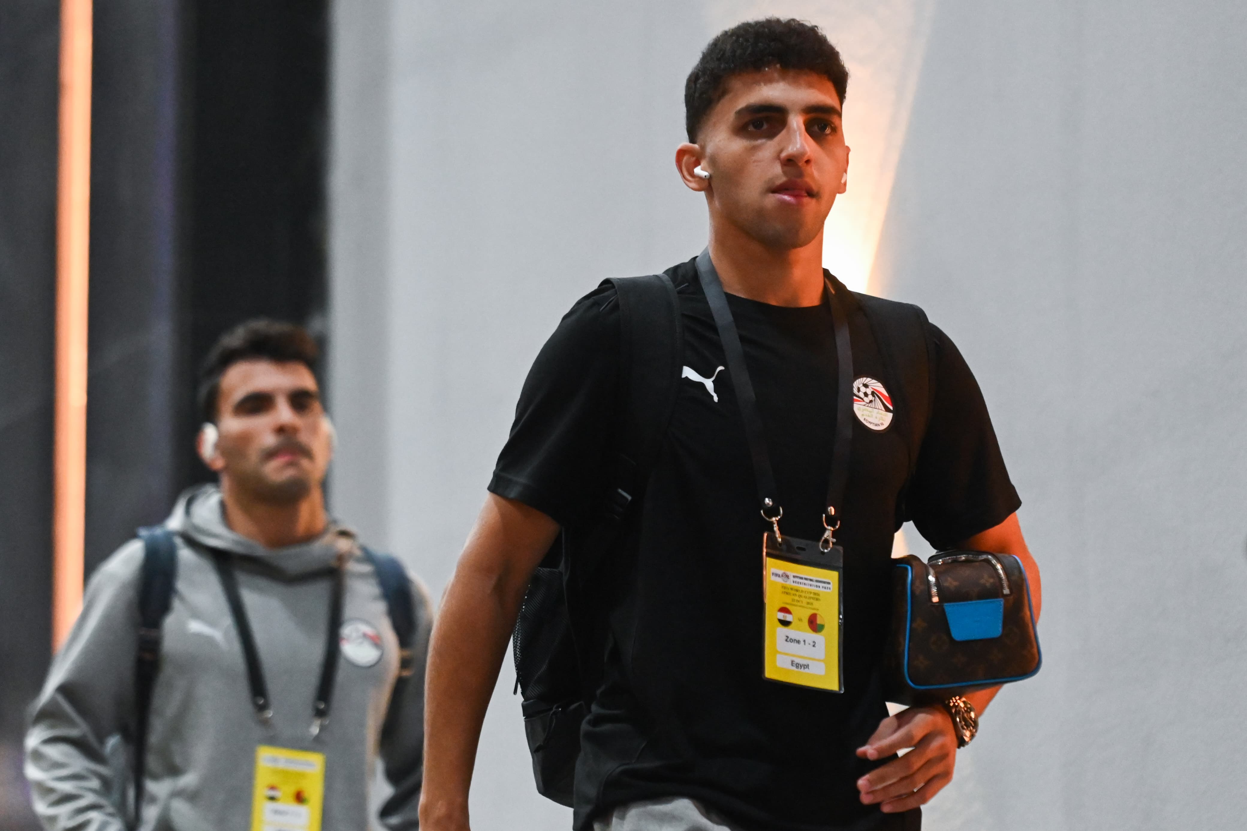 وصول لاعبي منتخب مصر لملعب القاهرة قبل مواجهة غينيا بيساو