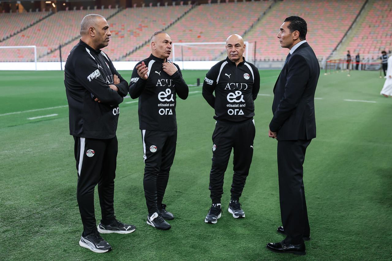منتخب مصر يختتم تدريباته لمواجهة السعودية غداً.. ووزير الرياضة يجتمع باللاعبين