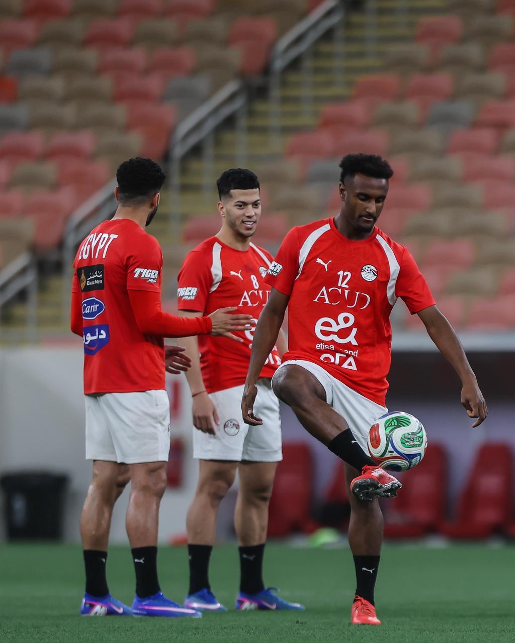 منتخب مصر يختتم تدريباته لمواجهة السعودية غداً.. ووزير الرياضة يجتمع باللاعبين