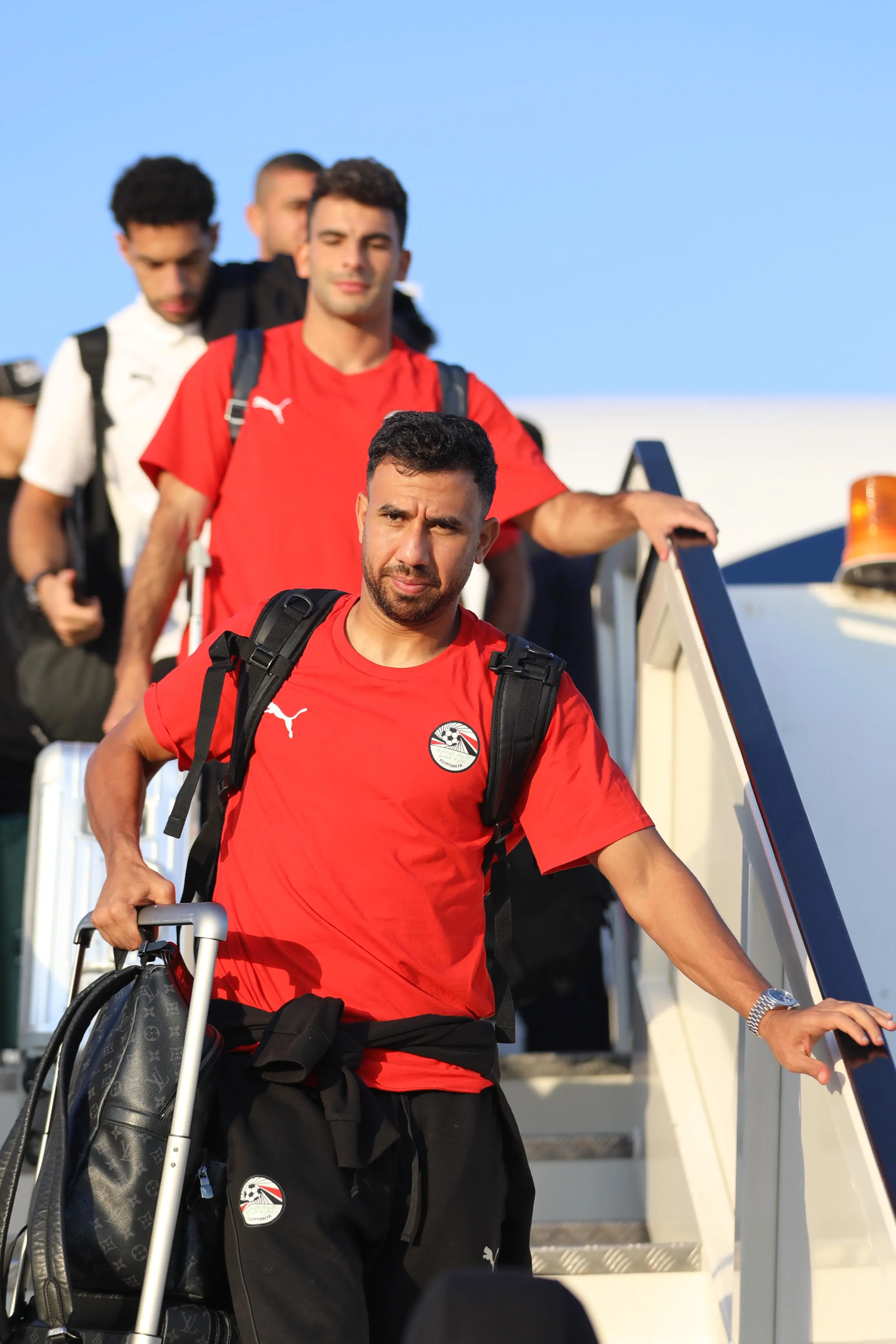 وصول بعثة المنتخب الوطني من واجادوجو ووزير الشباب والرياضة في استقبالها