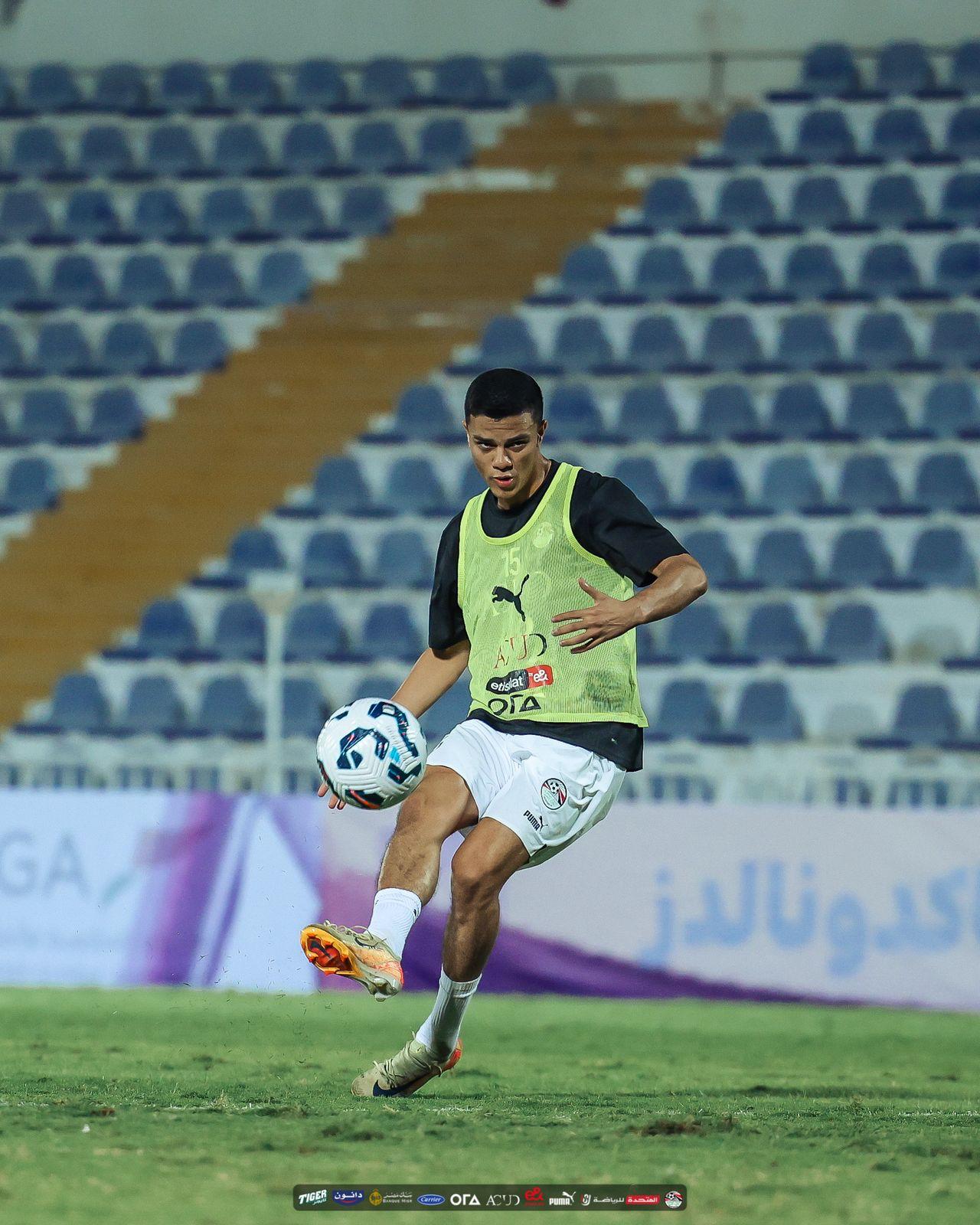 في حضور أبو ريدة.. المنتخب الوطني يتدرب على ملعب هزاع بن زايد استعدادًا لأوزبكستان