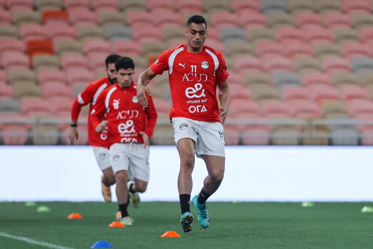 منتخب مصر يختتم تدريباته لمواجهة السعودية غداً.. ووزير الرياضة يجتمع باللاعبين