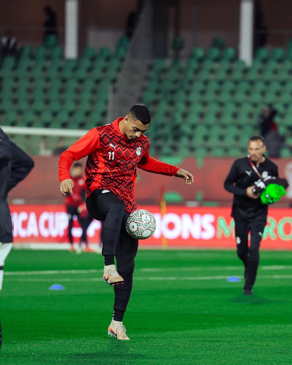 احماء لاعبو المنتخب قبل بداية مباراة زيمبابوي