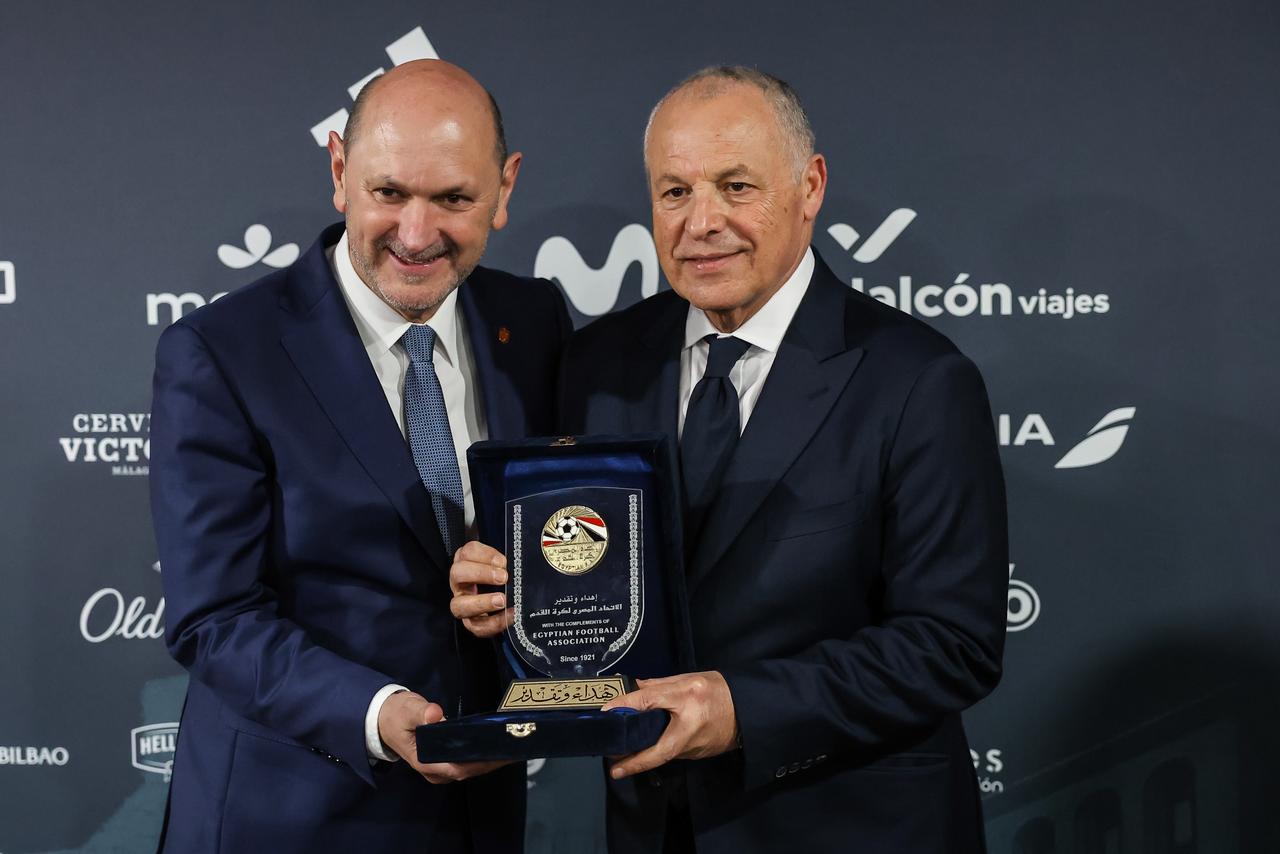 بالصور أبوريدة يهدي قميص منتخب مصر لرئيس الاتحاد الإسباني