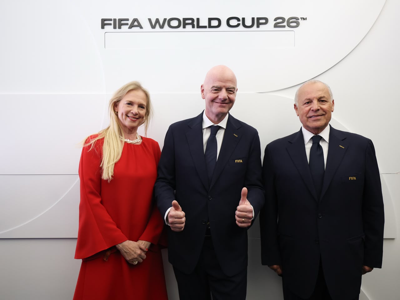 بالصور.. إنفانتينو وأبو ريدة يتبادلان الدروع التذكارية على هامش مباراة مصر وبلجيكا في كأس العالم 