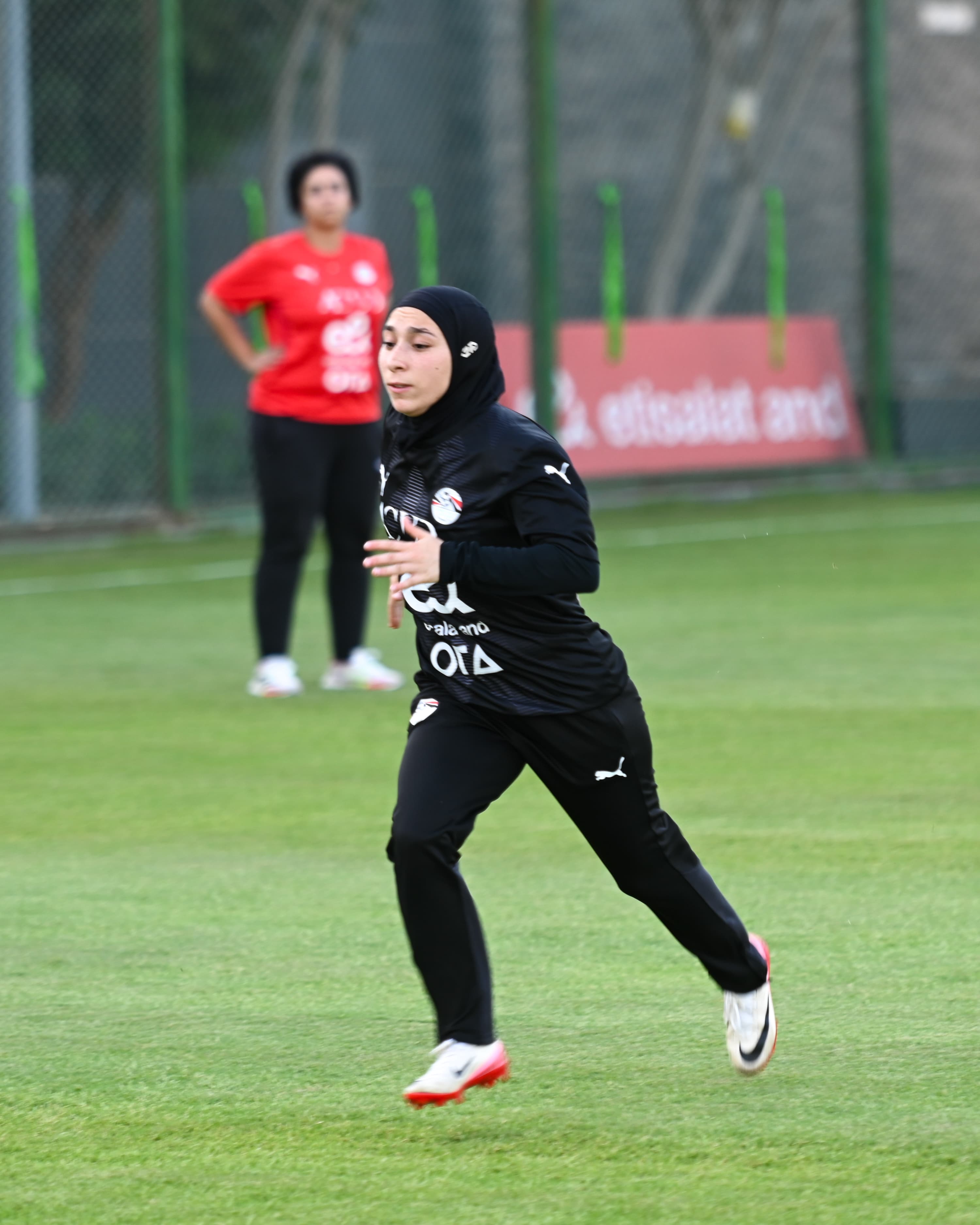 بالصور.. منتخب الكرة النسائية يواصل استعداداته لوديتي السنغال 