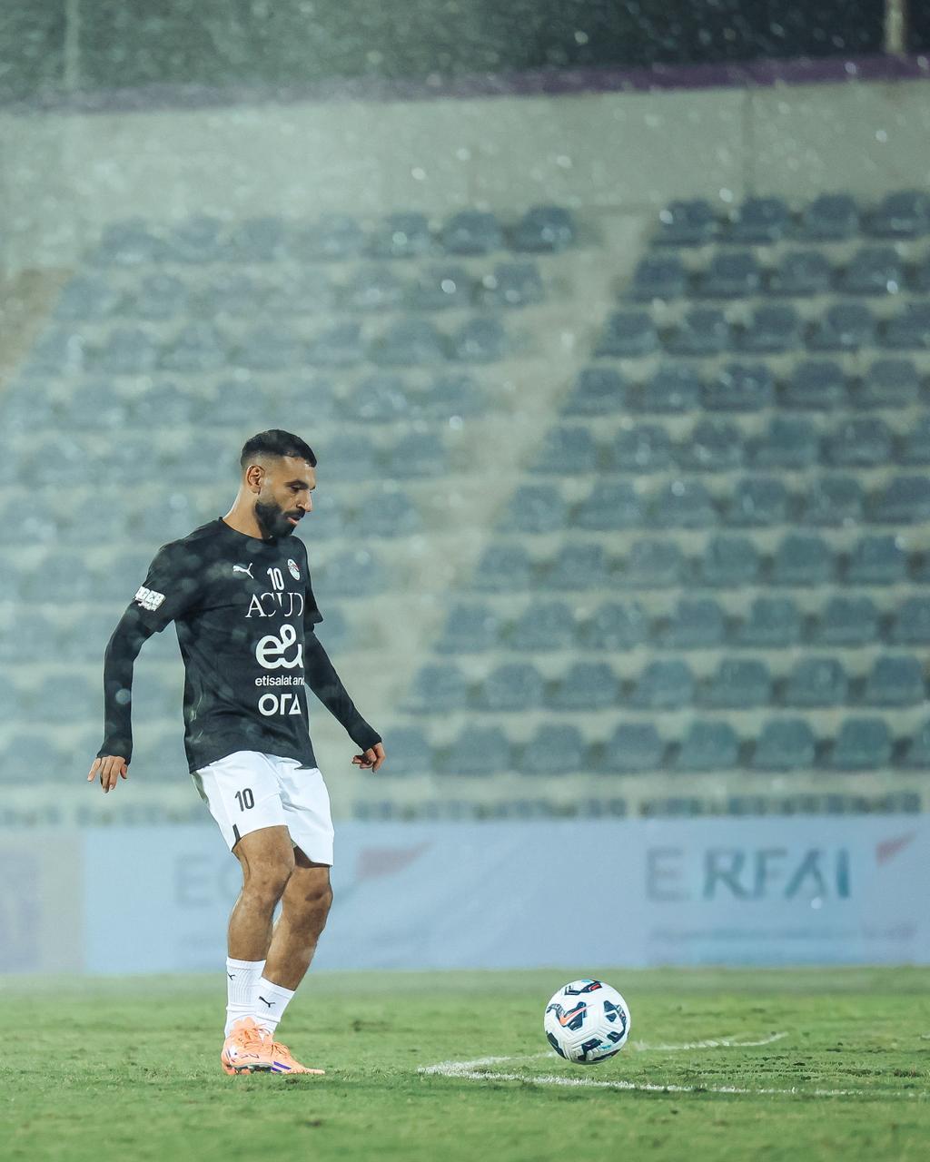 في حضور أبو ريدة.. المنتخب الوطني يتدرب على ملعب هزاع بن زايد استعدادًا لأوزبكستان