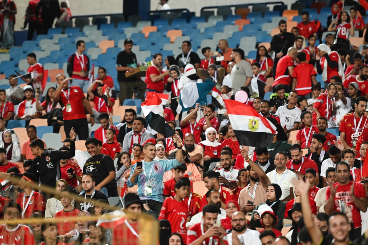 الجماهير المصرية تتوافد على ملعب القاهرة الدولي قبل مواجهة المنتخب الوطني مع غينيا بيساو