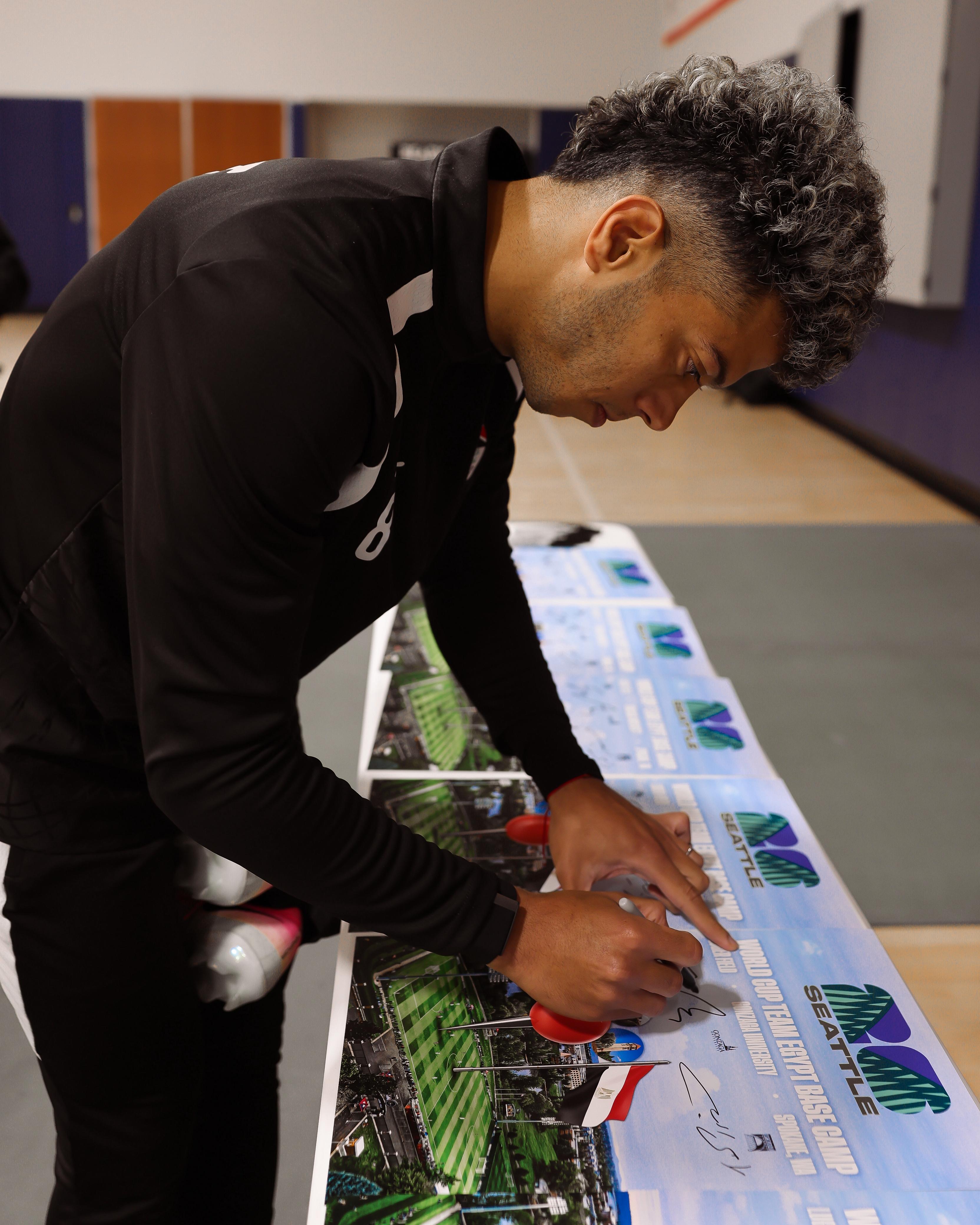 بالصور.. قميص منتخب مصر  وصور جماعية إهداءً لجامعة جونزاجا في "سبوكين" 