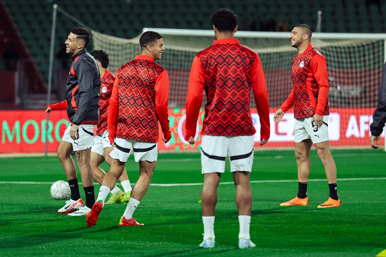 احماء لاعبو المنتخب قبل بداية مباراة زيمبابوي