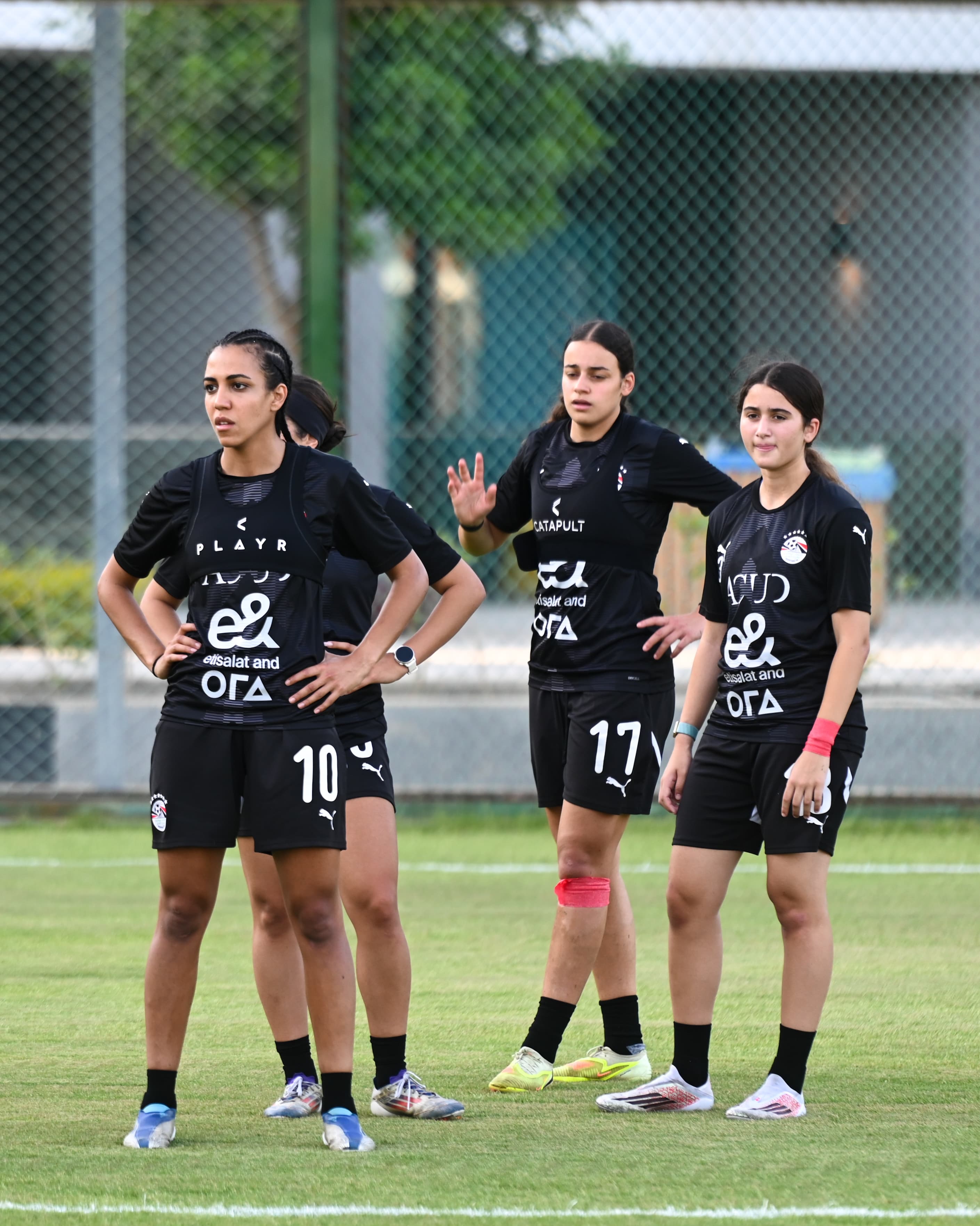 بالصور.. منتخب الكرة النسائية يواصل استعداداته لوديتي السنغال 