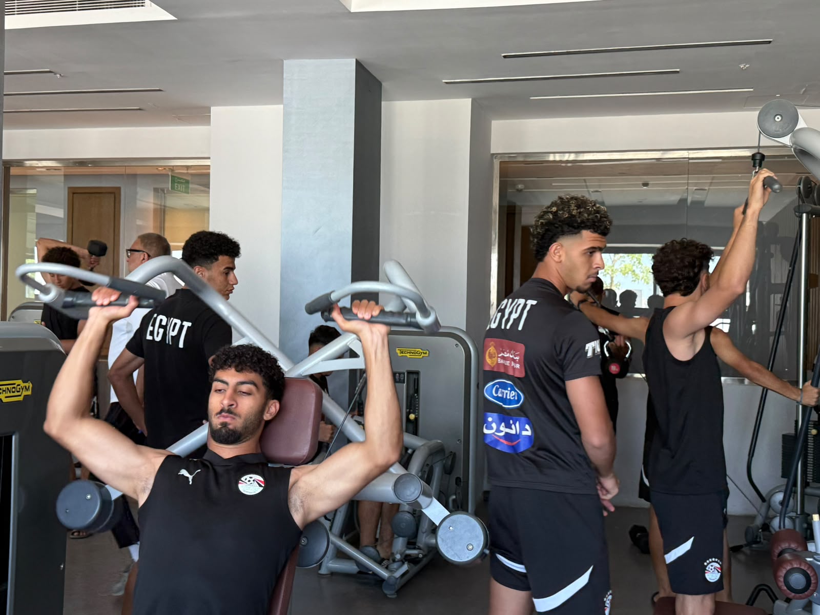 صور.. منتخب الشباب يؤدي تدريباً صباحياً في "الچيم"
