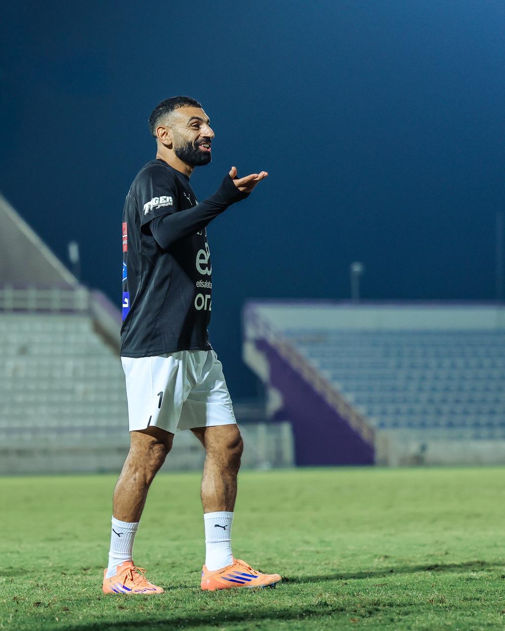 في حضور أبو ريدة.. المنتخب الوطني يتدرب على ملعب هزاع بن زايد استعدادًا لأوزبكستان