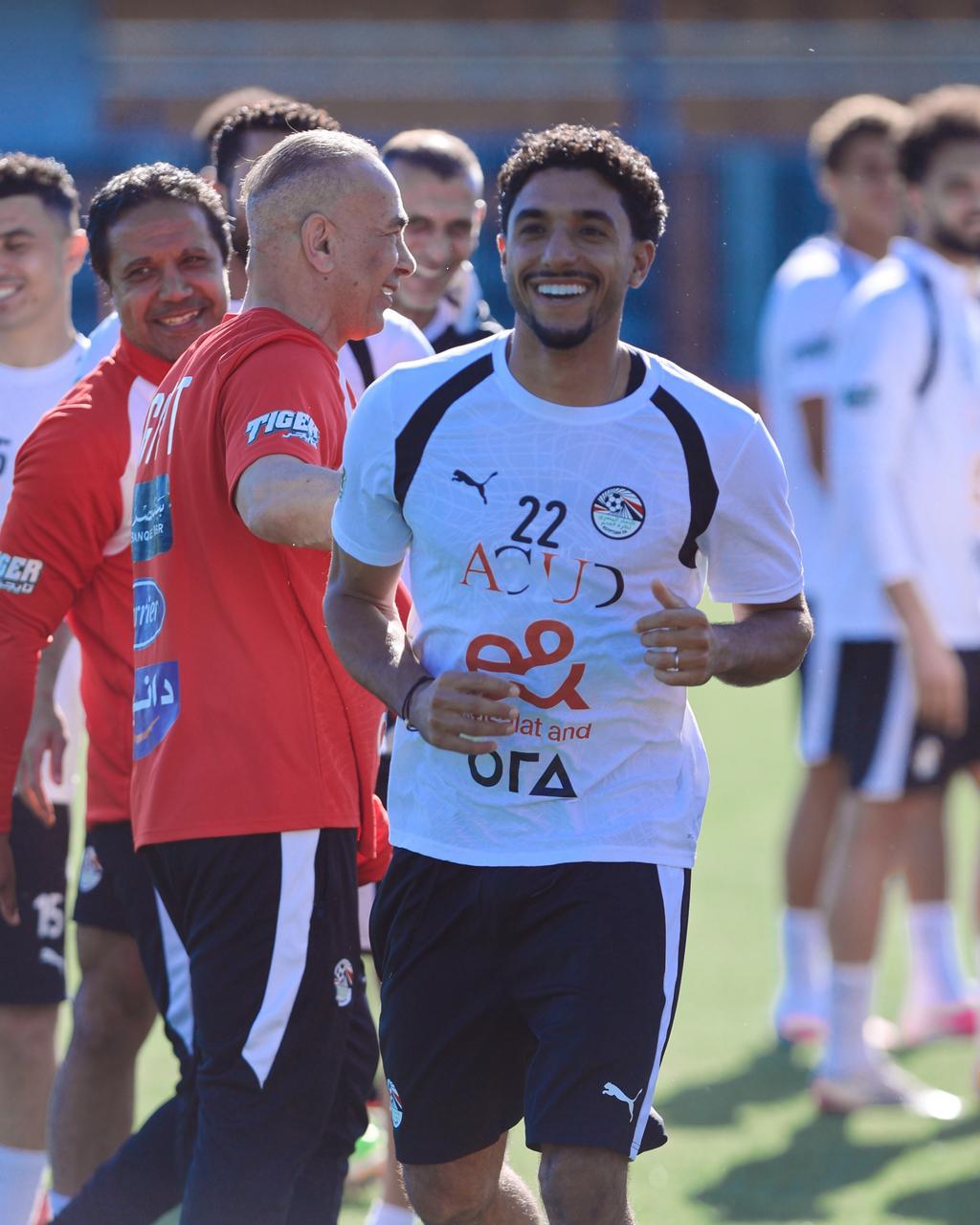 بالصور.. المنتخب يحتفل بعقد قران عمر مرموش بممر شرفي