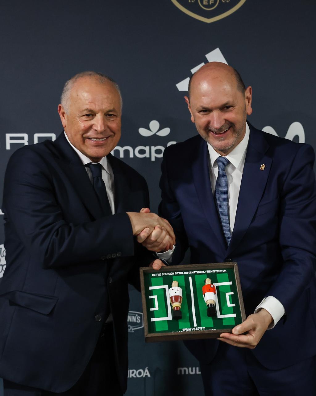 بالصور أبوريدة يهدي قميص منتخب مصر لرئيس الاتحاد الإسباني