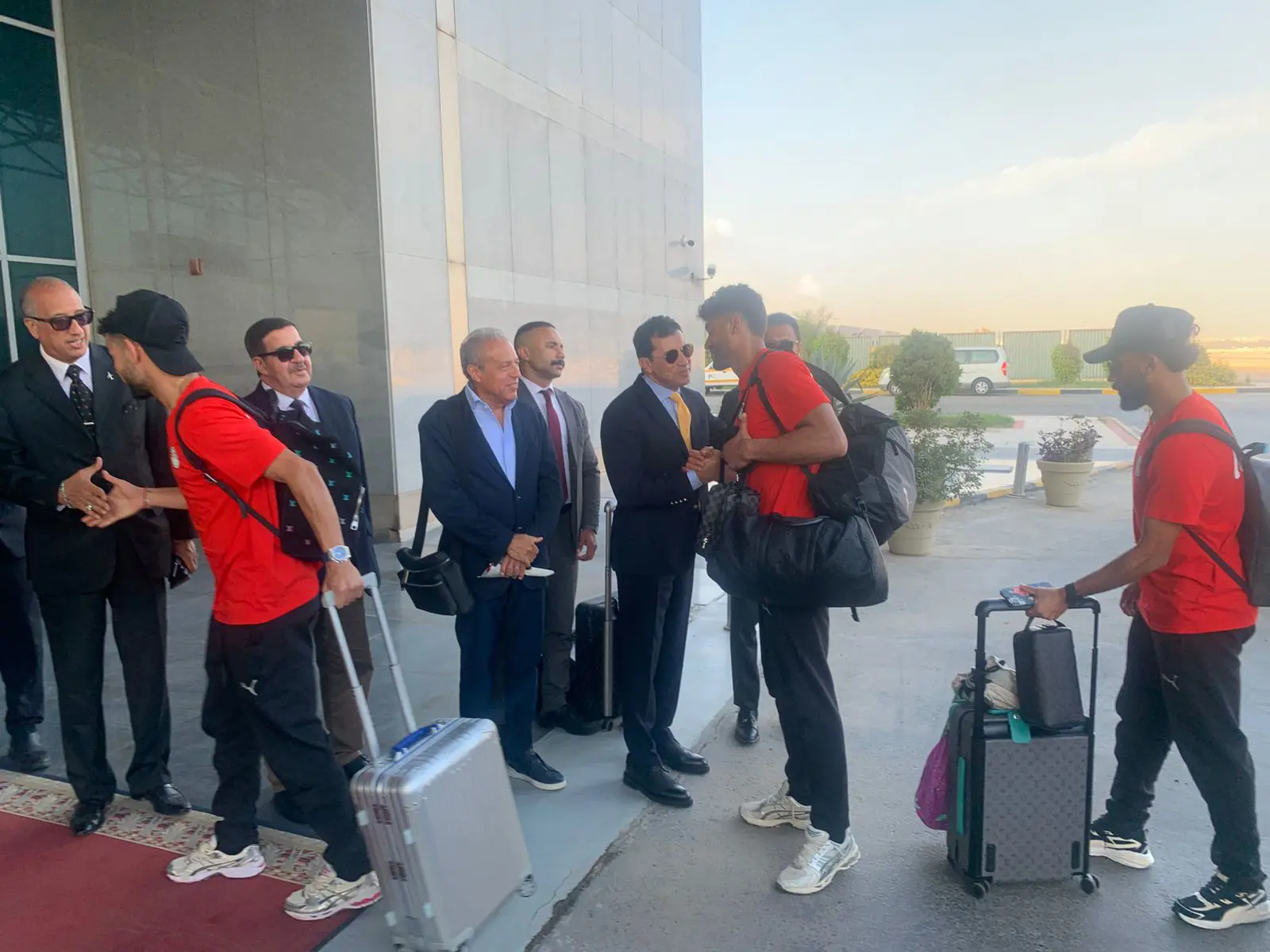 وصول بعثة المنتخب الوطني من واجادوجو ووزير الشباب والرياضة في استقبالها
