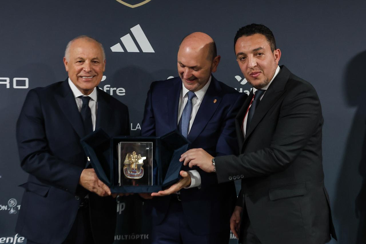 بالصور أبوريدة يهدي قميص منتخب مصر لرئيس الاتحاد الإسباني