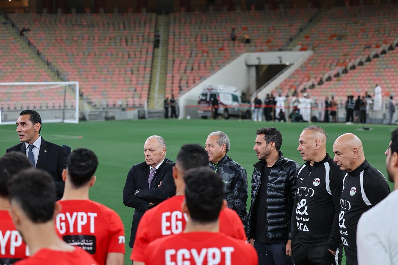 منتخب مصر يختتم تدريباته لمواجهة السعودية غداً.. ووزير الرياضة يجتمع باللاعبين