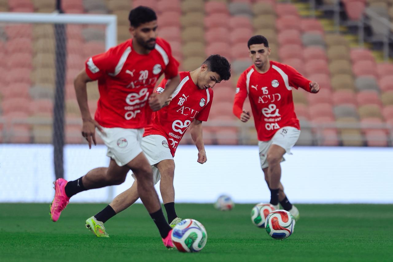 منتخب مصر يختتم تدريباته لمواجهة السعودية غداً.. ووزير الرياضة يجتمع باللاعبين