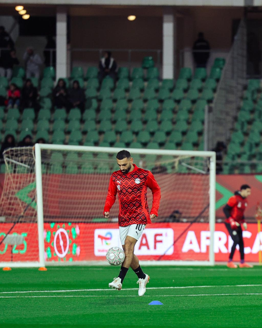 احماء لاعبو المنتخب قبل بداية مباراة زيمبابوي