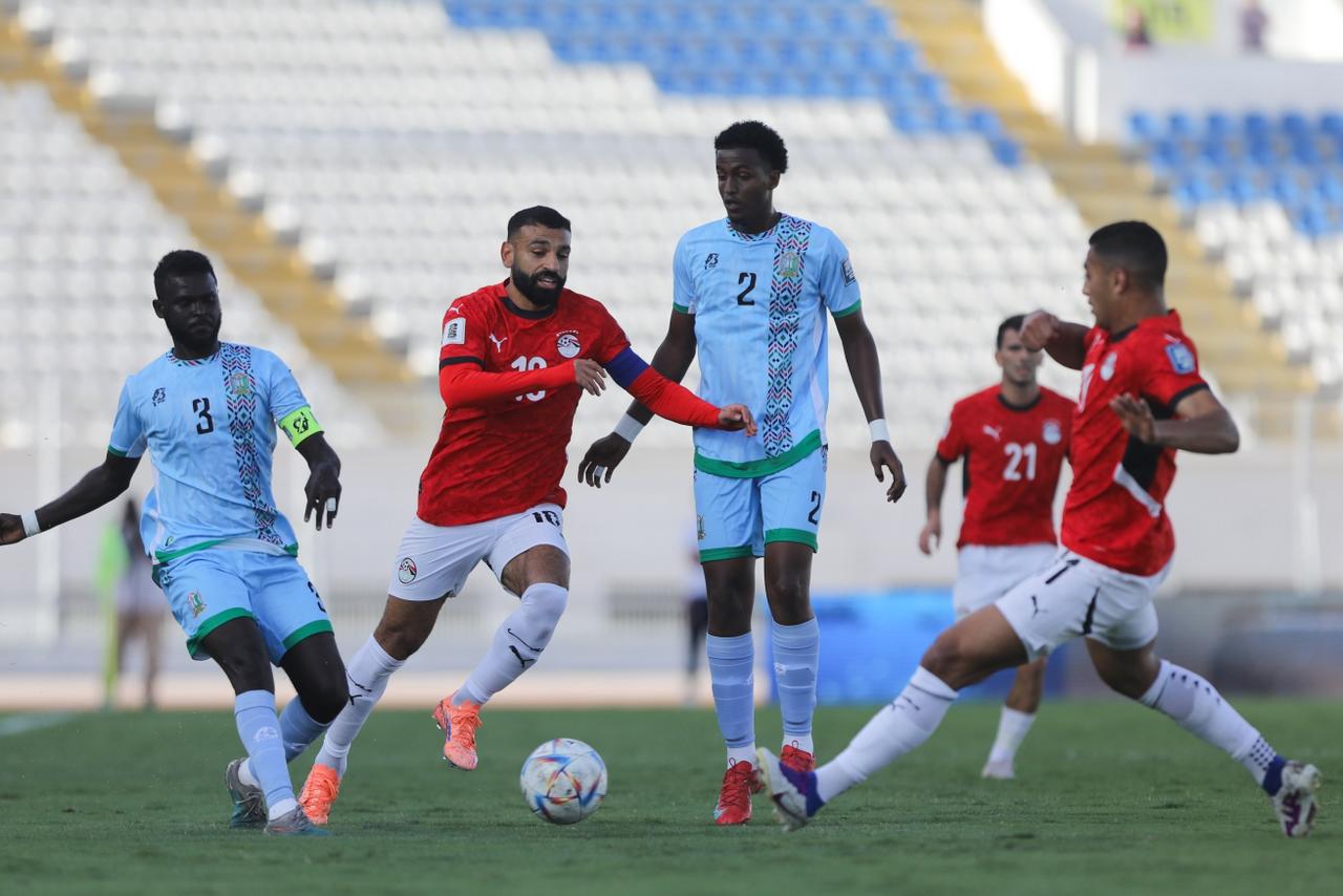 منتخب مصر يتقدم على جيبوتي في الشوط الأول بثنائية إبراهيم عادل ومحمد صلاح