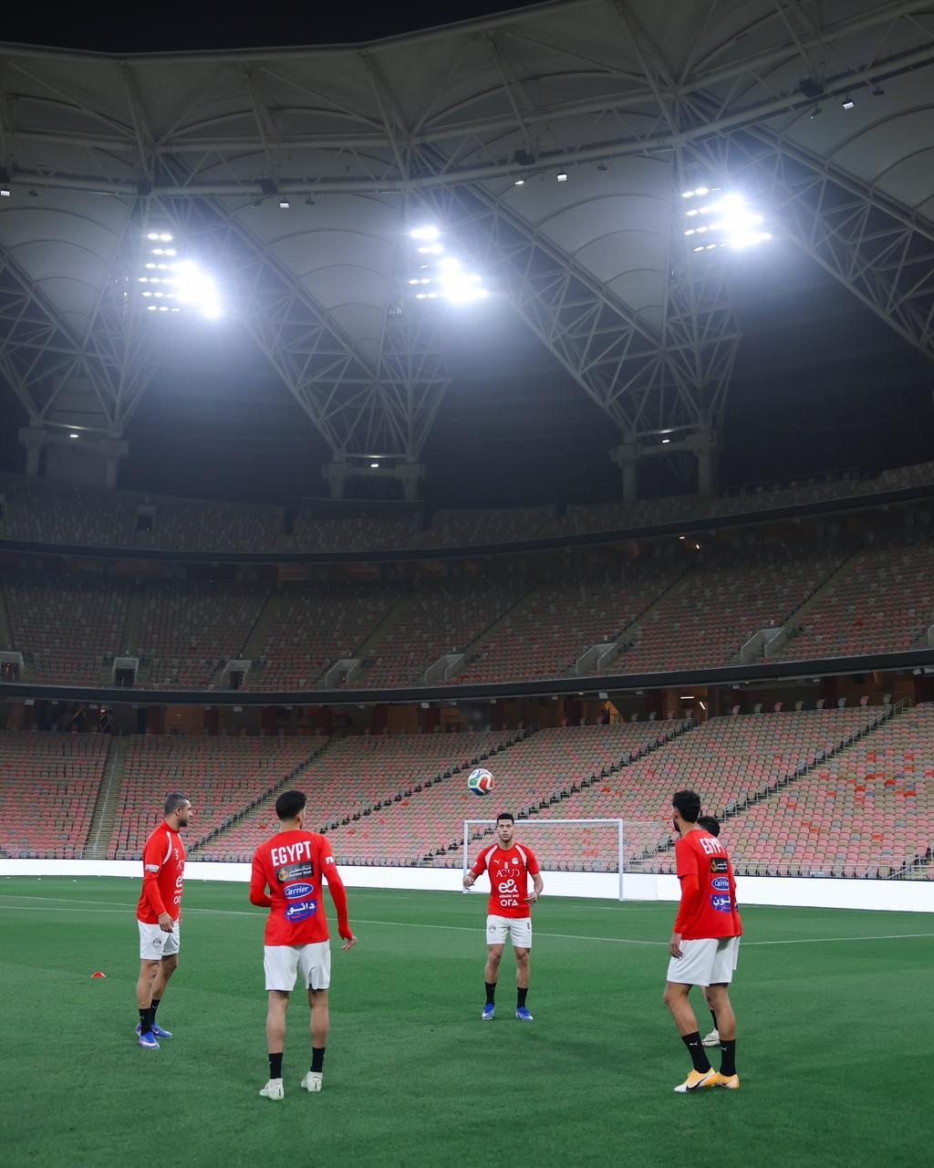 منتخب مصر يختتم تدريباته لمواجهة السعودية غداً.. ووزير الرياضة يجتمع باللاعبين