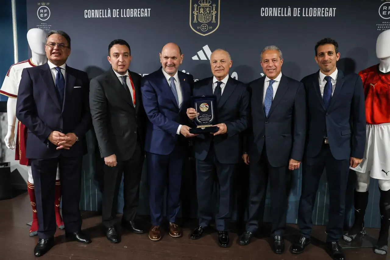 بالصور أبوريدة يهدي قميص منتخب مصر لرئيس الاتحاد الإسباني