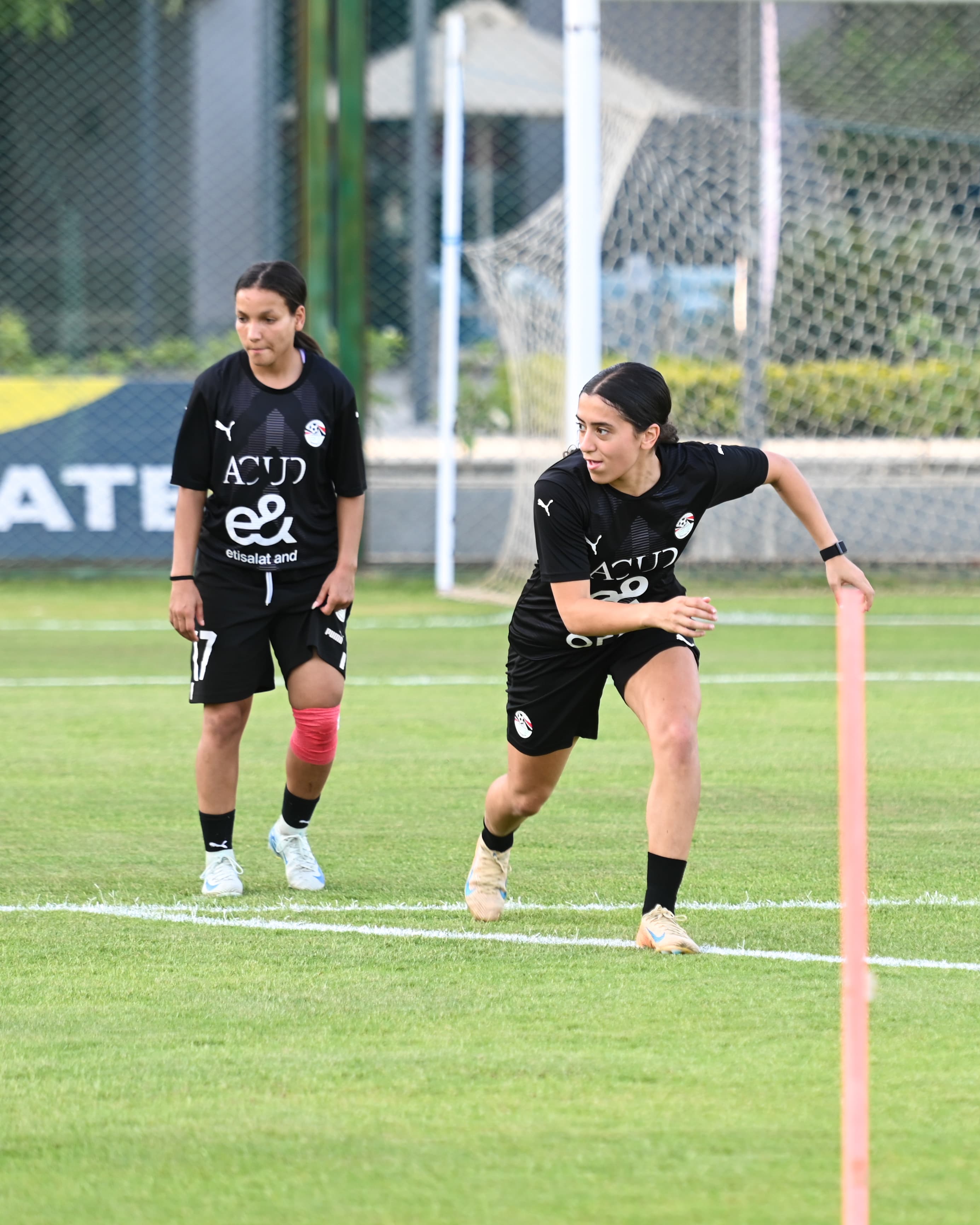 بالصور.. منتخب الكرة النسائية يواصل استعداداته لوديتي السنغال 