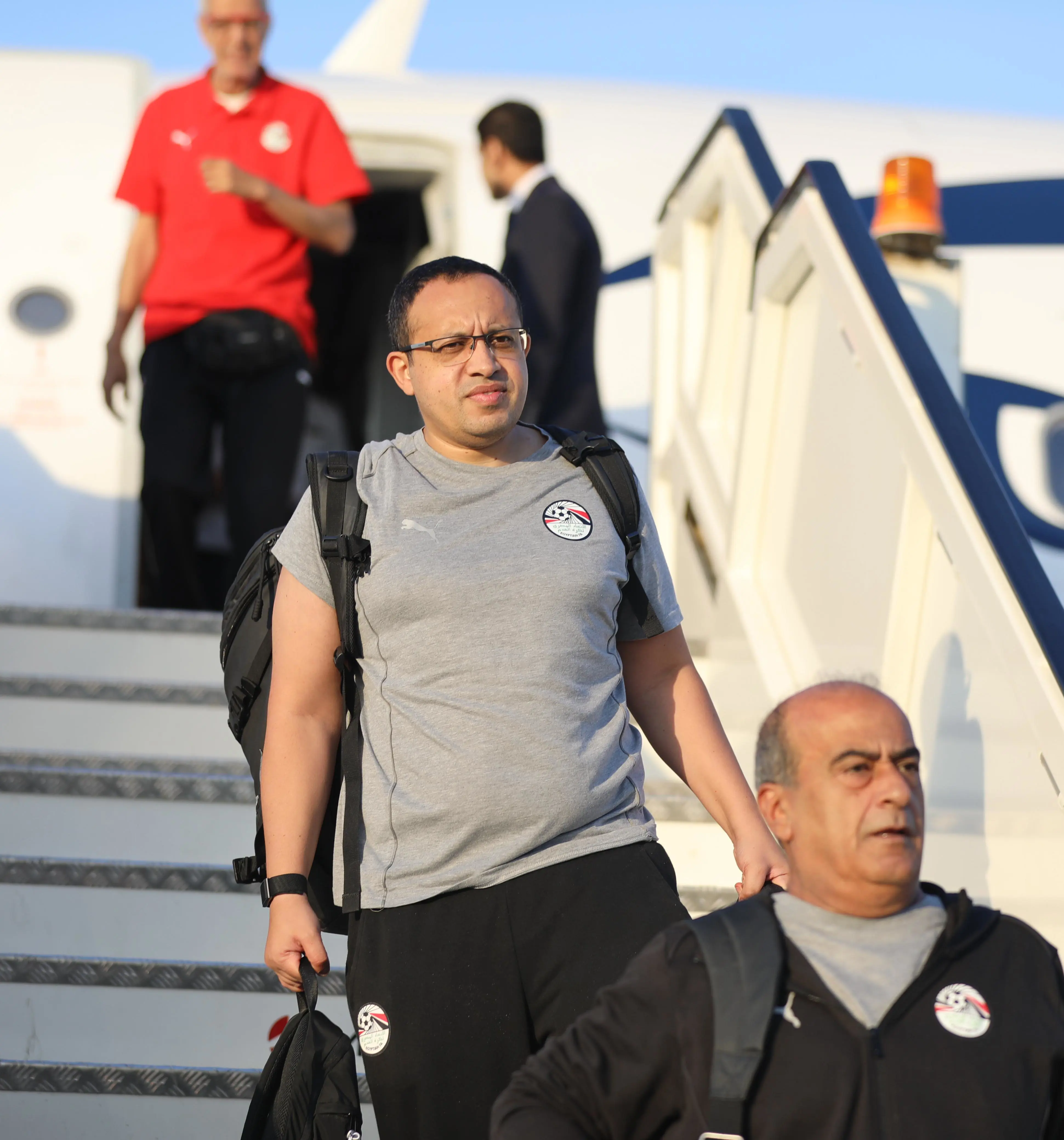وصول بعثة المنتخب الوطني من واجادوجو ووزير الشباب والرياضة في استقبالها