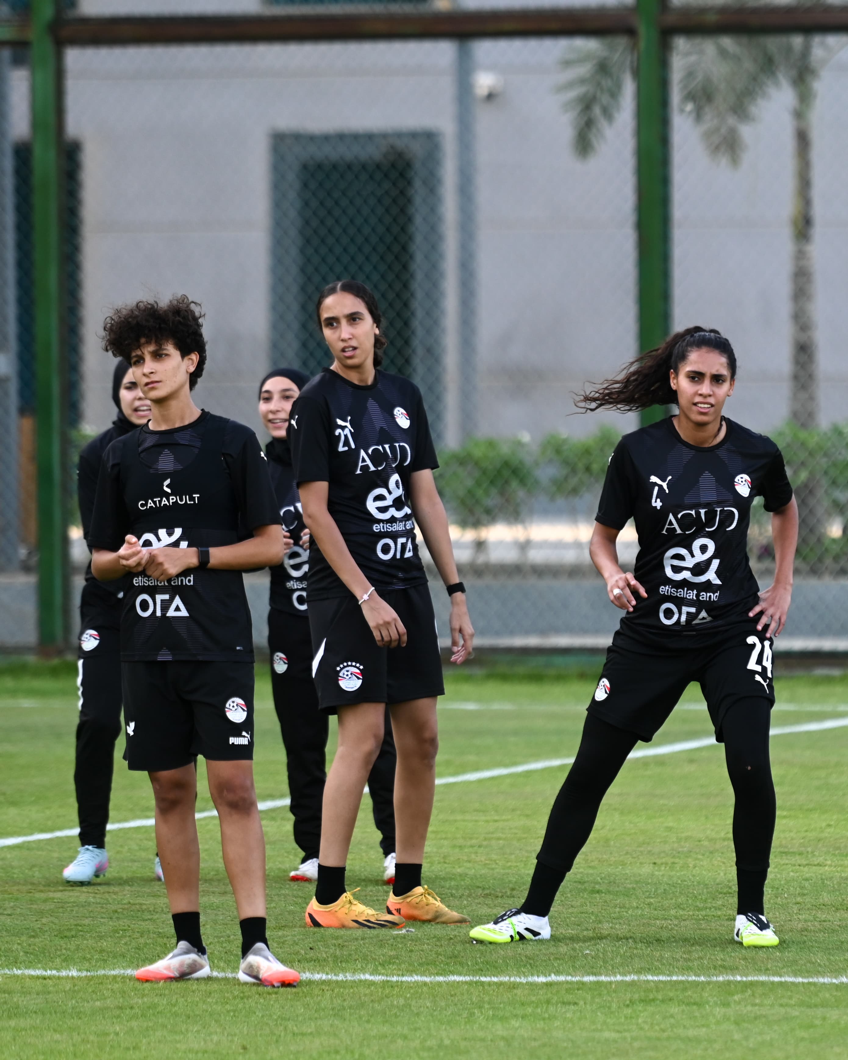 بالصور.. منتخب الكرة النسائية يواصل استعداداته لوديتي السنغال 