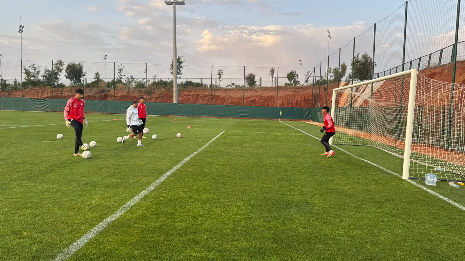 بالصور: منتخب الناشئين يواصل تحضيراته لمواجهة كوت ديفوار