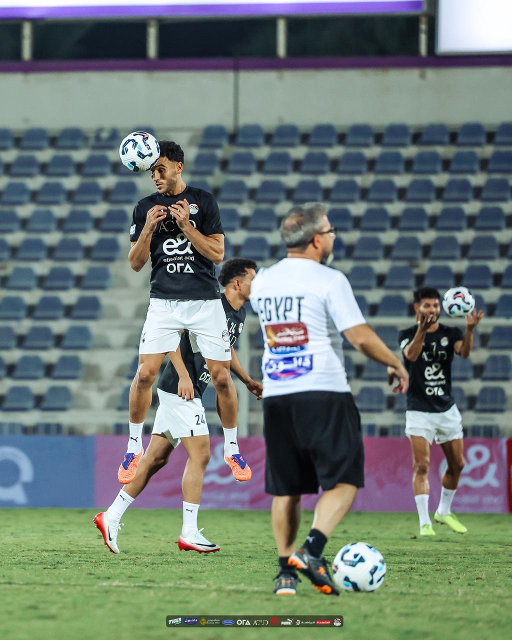 في حضور أبو ريدة.. المنتخب الوطني يتدرب على ملعب هزاع بن زايد استعدادًا لأوزبكستان