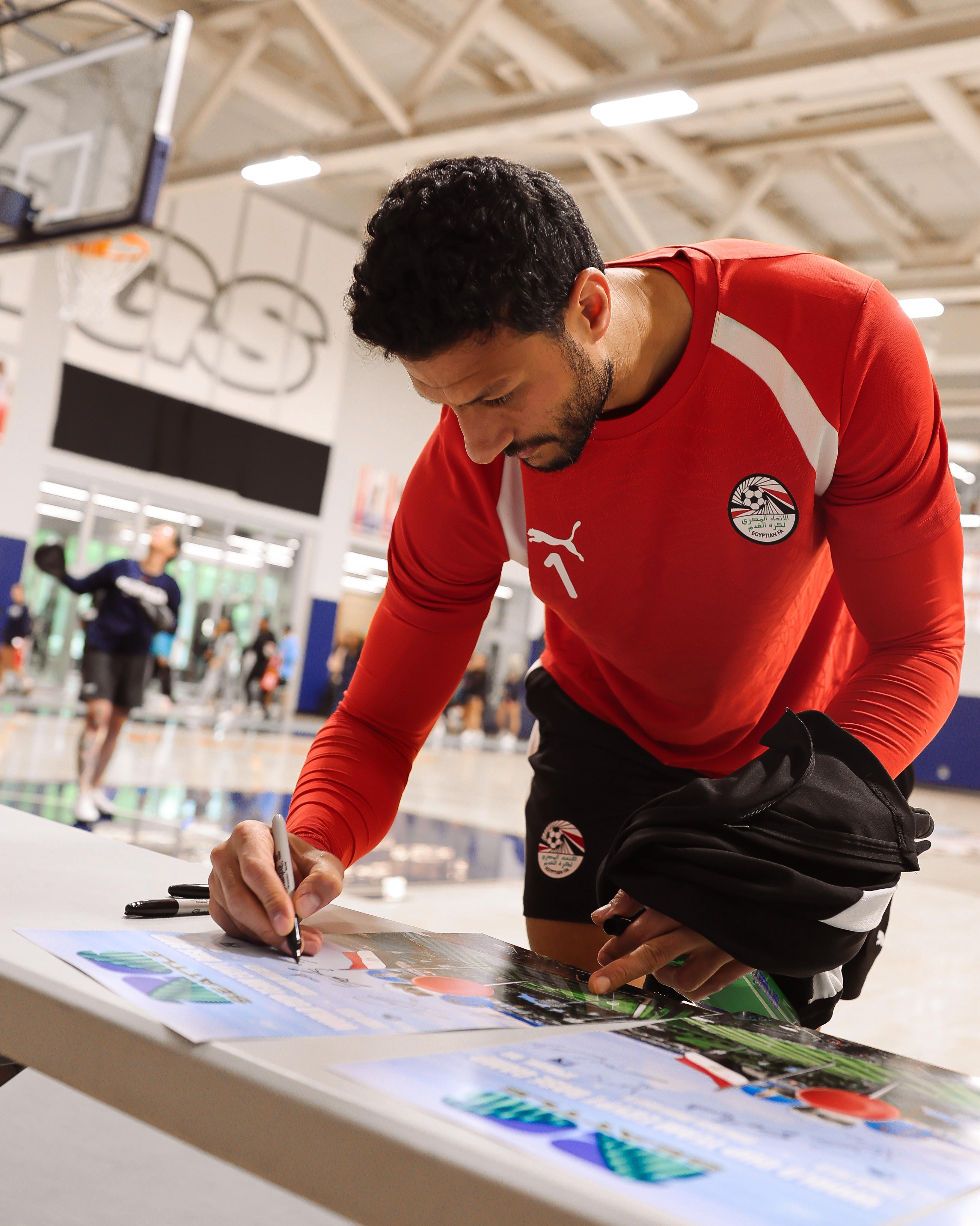 بالصور.. قميص منتخب مصر  وصور جماعية إهداءً لجامعة جونزاجا في "سبوكين" 