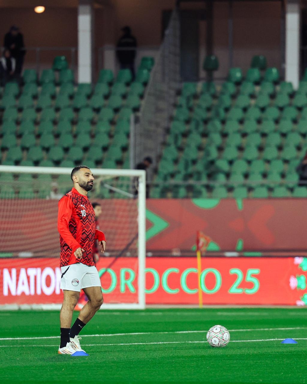 احماء لاعبو المنتخب قبل بداية مباراة زيمبابوي