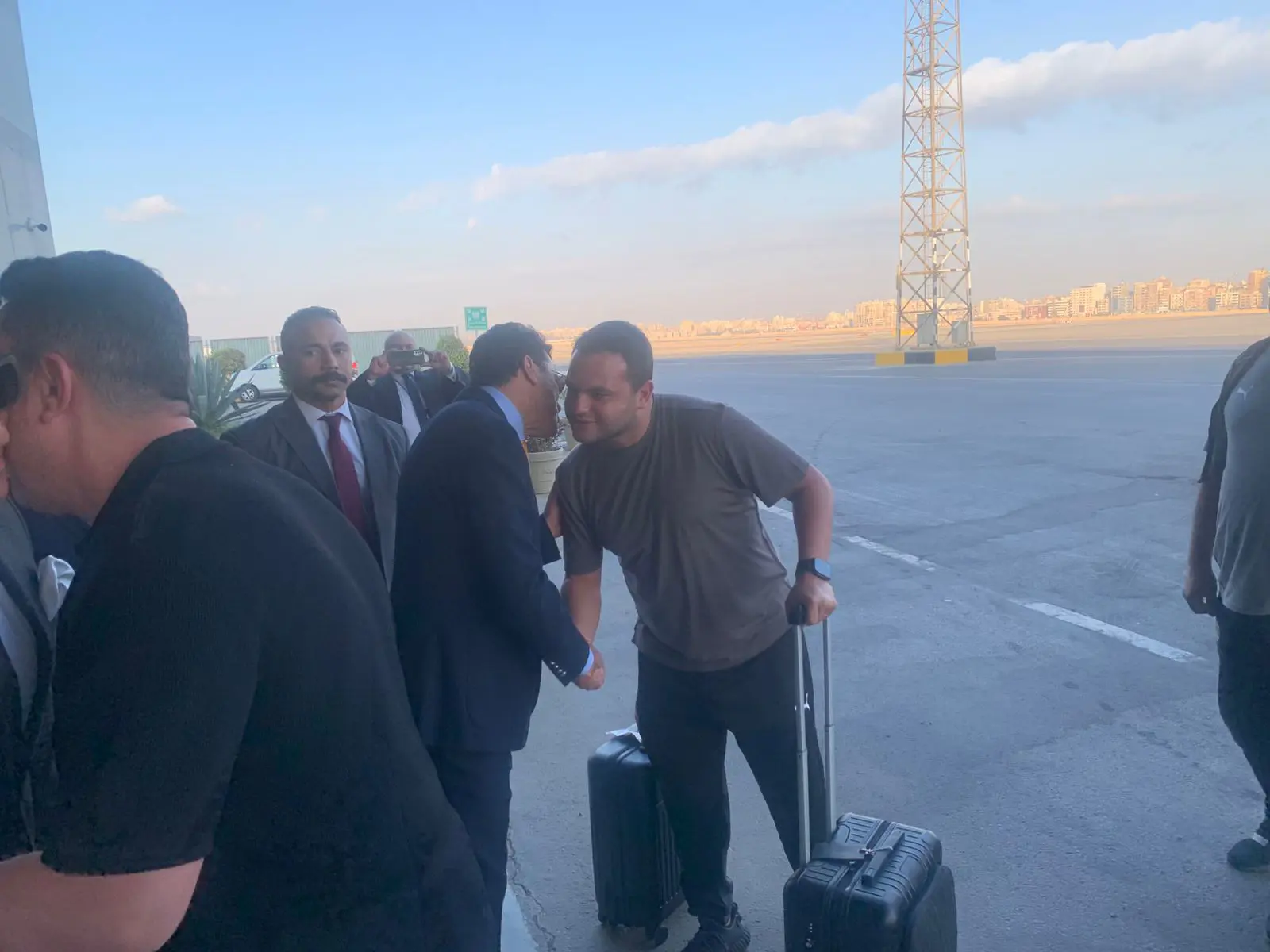 وصول بعثة المنتخب الوطني من واجادوجو ووزير الشباب والرياضة في استقبالها