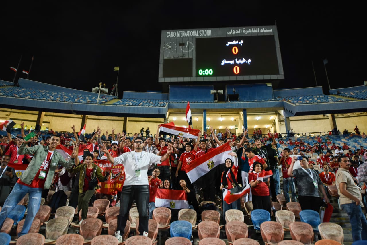 الجماهير المصرية تتوافد على ملعب القاهرة الدولي قبل مواجهة المنتخب الوطني مع غينيا بيساو